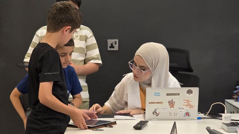 An instructor helping students with a hands-on project